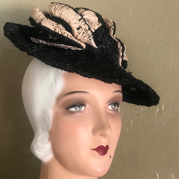 LOVELY 1930s' SOFT BLACK & LIGHT PINK TILT HAT TRIMMED WITH STRAW "FLOWERS"